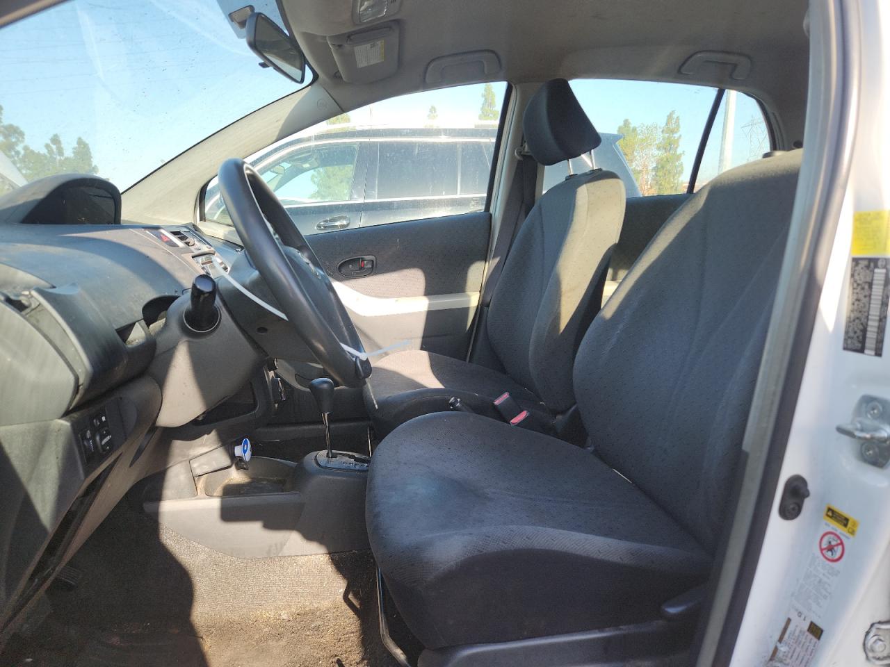 2011 Toyota Yaris Base Белый vin: JTDKT4K36B5331721