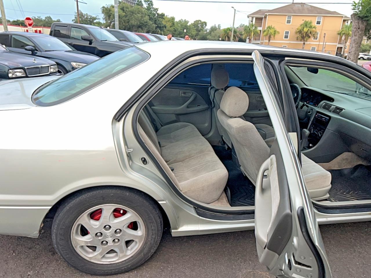 2000 Toyota Camry Le Серебряный vin: JT2BG22K2Y0450820