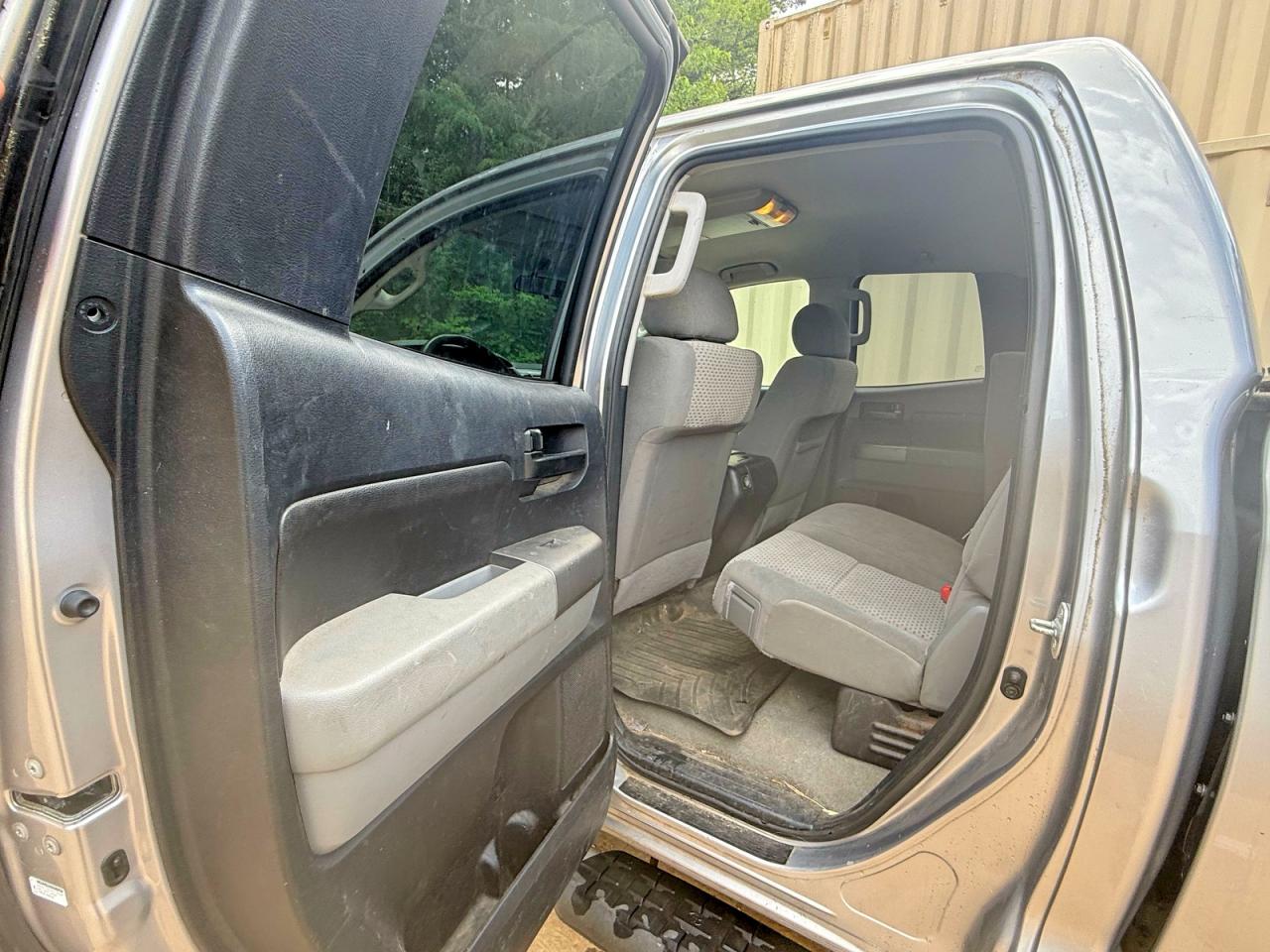 2010 Toyota Tundra Double Cab Sr5 Silver vin: 5TFUY5F12AX143337