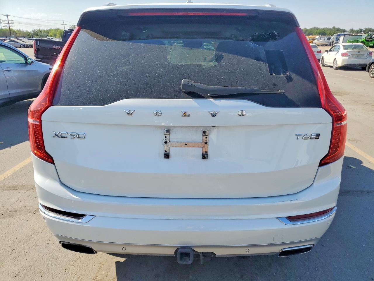 2016 Volvo Xc90 T6 White vin: YV4A22PL0G1048237
