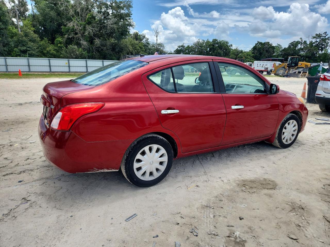 2012 Nissan Versa 1.6 S Red vin: 3N1CN7AP8CL847068