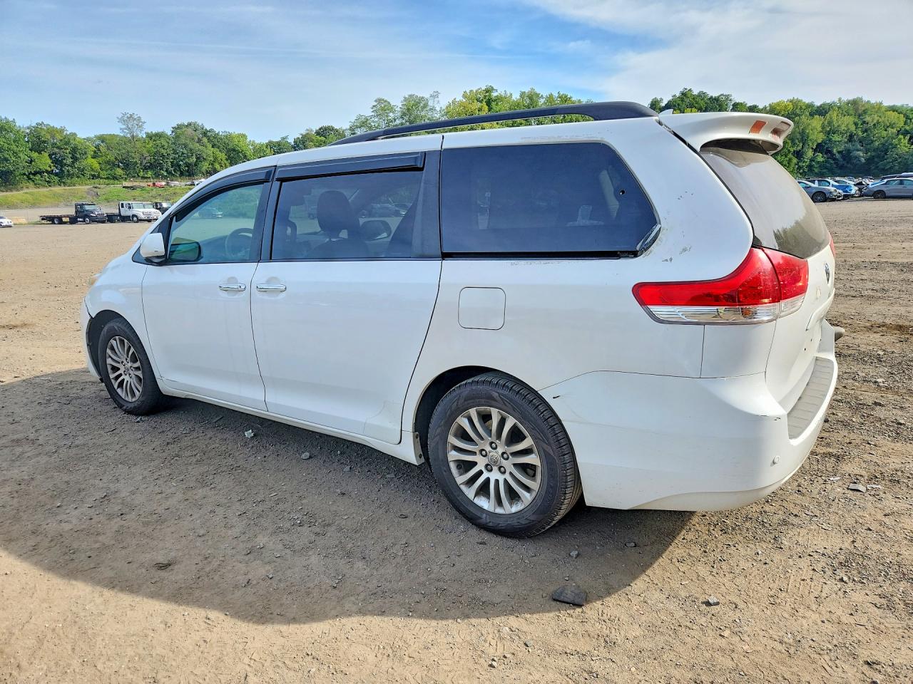 2012 Toyota Sienna Xle 8-passenger White vin: 5TDYK3DC4CS223808