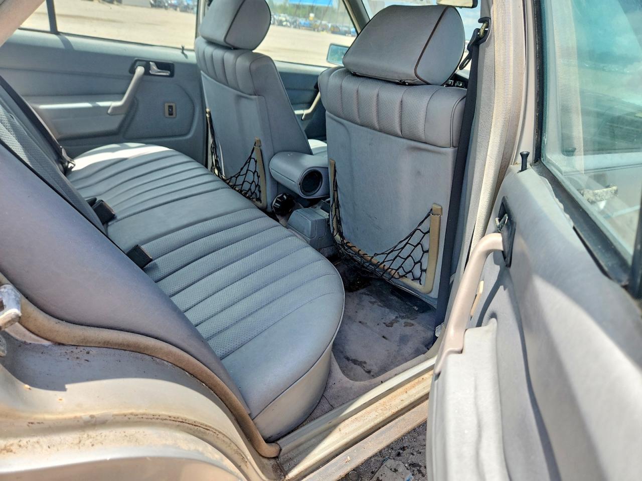 1986 Mercedes-benz 190 E 2.3 Silver vin: WDBDA24D5GF222997