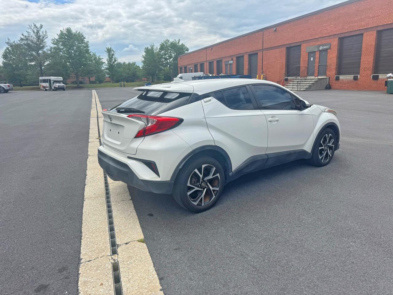 2018 Toyota C-hr Xle White vin: NMTKHMBX0JR023438