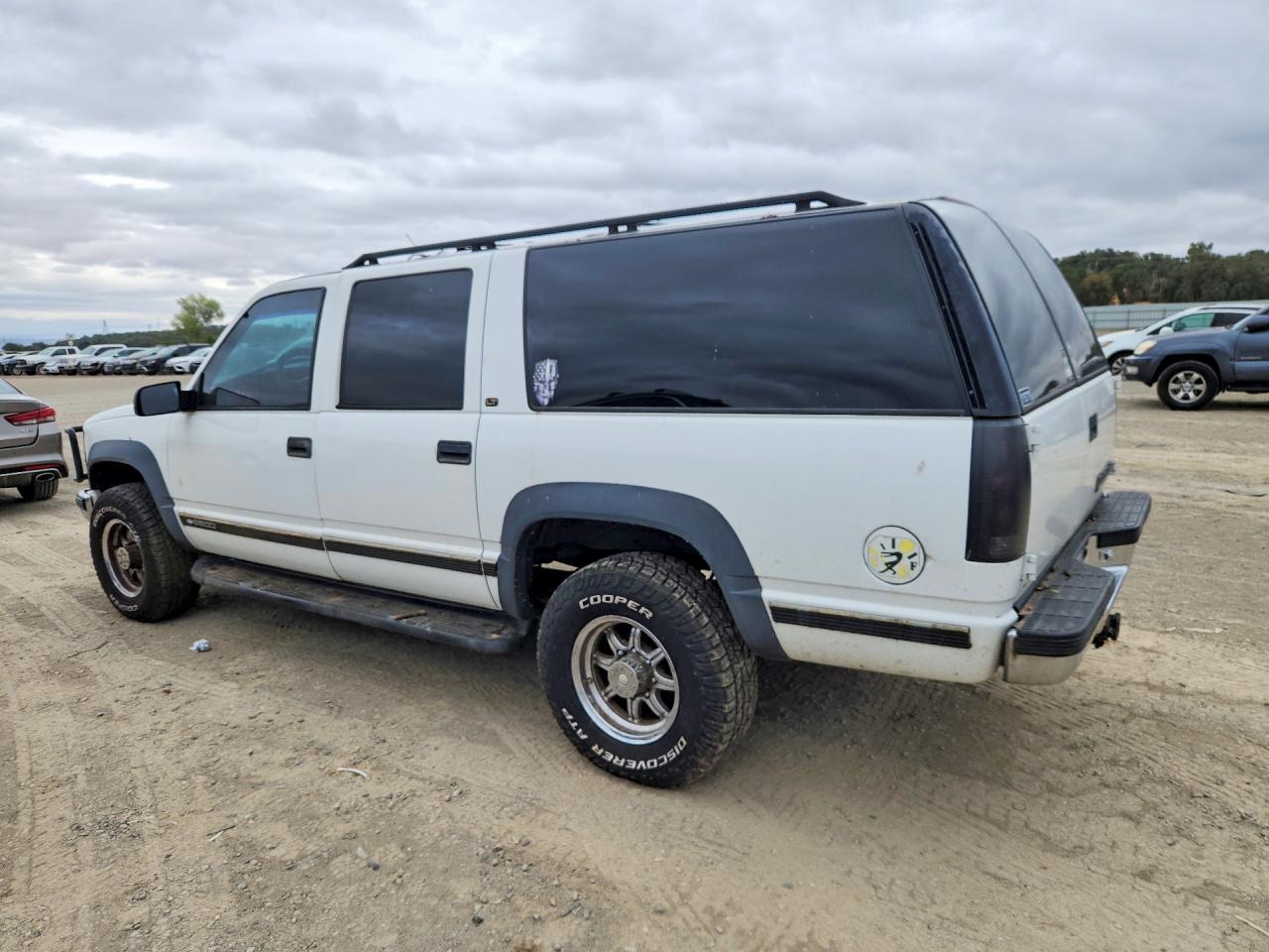 1999 Chevrolet Suburban K2500 White vin: 1GNGK26J5XJ489687