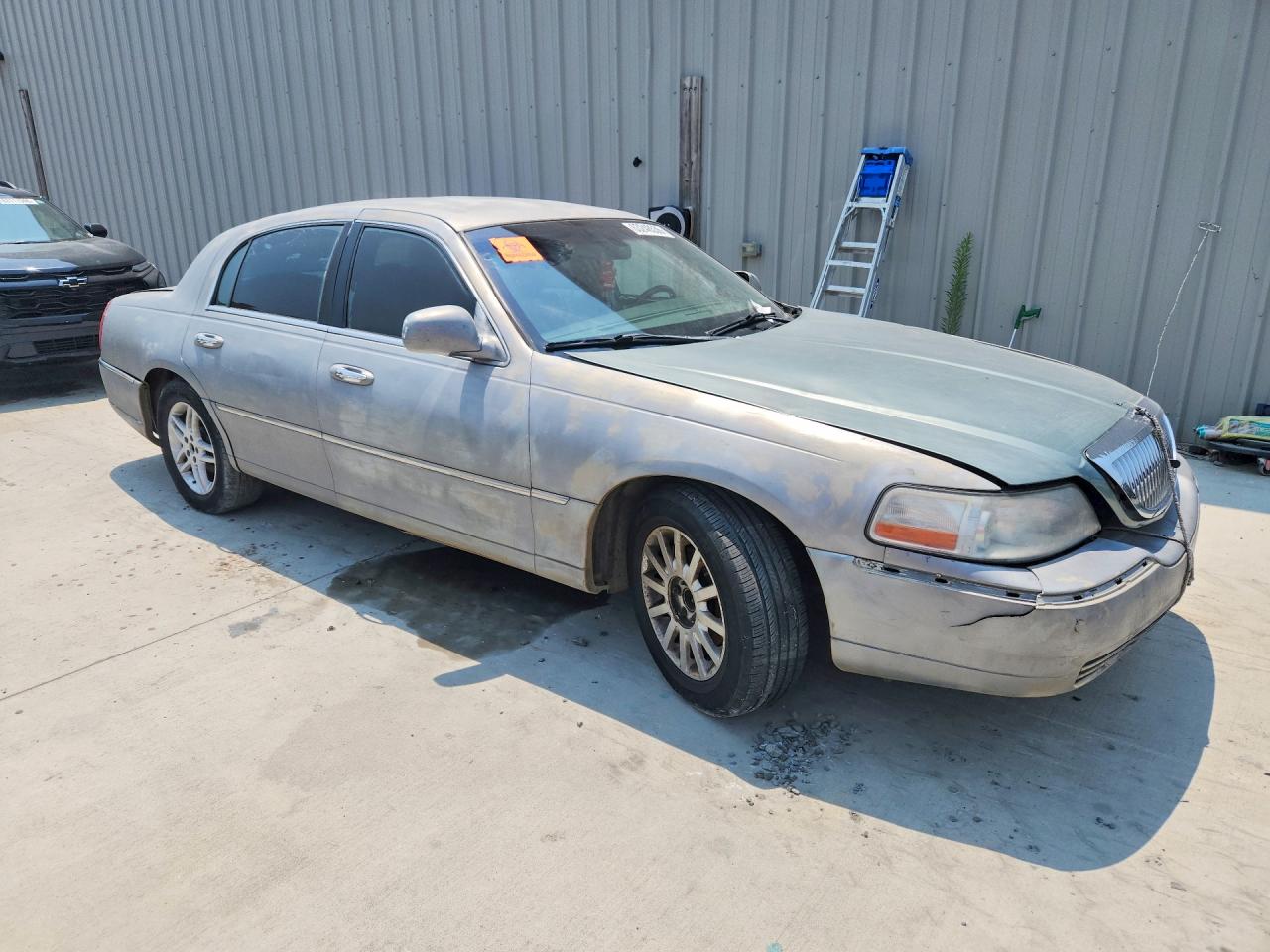 2009 Lincoln Town Car Signature Limited Серебряный vin: 2LNHM82V89X627618