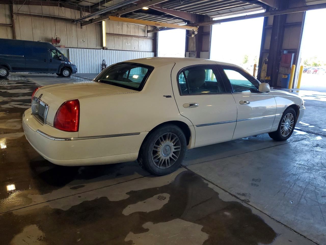 2011 Lincoln Town Car Signature Limited White vin: 2LNBL8CVXBX761236