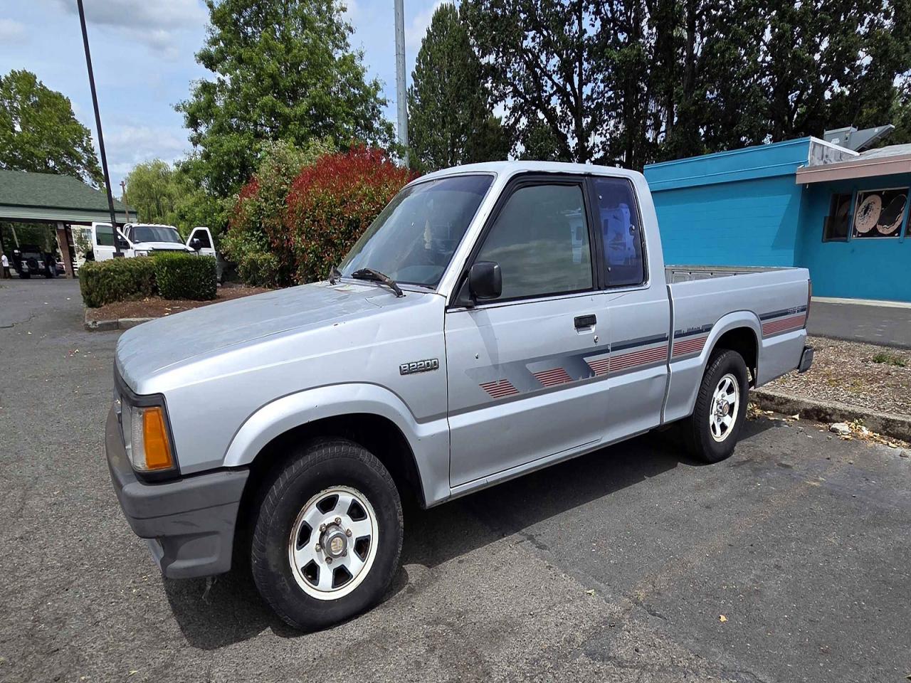 1989 Mazda B2200 Cab Plus Silver vin: JM2UF3135K0720502