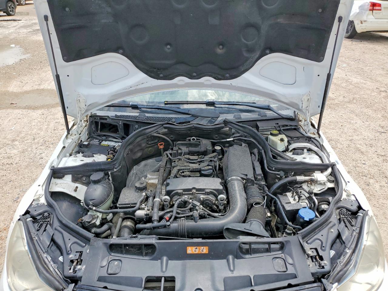 2013 Mercedes-benz C 250 Белый vin: WDDGF4HB6DR287619