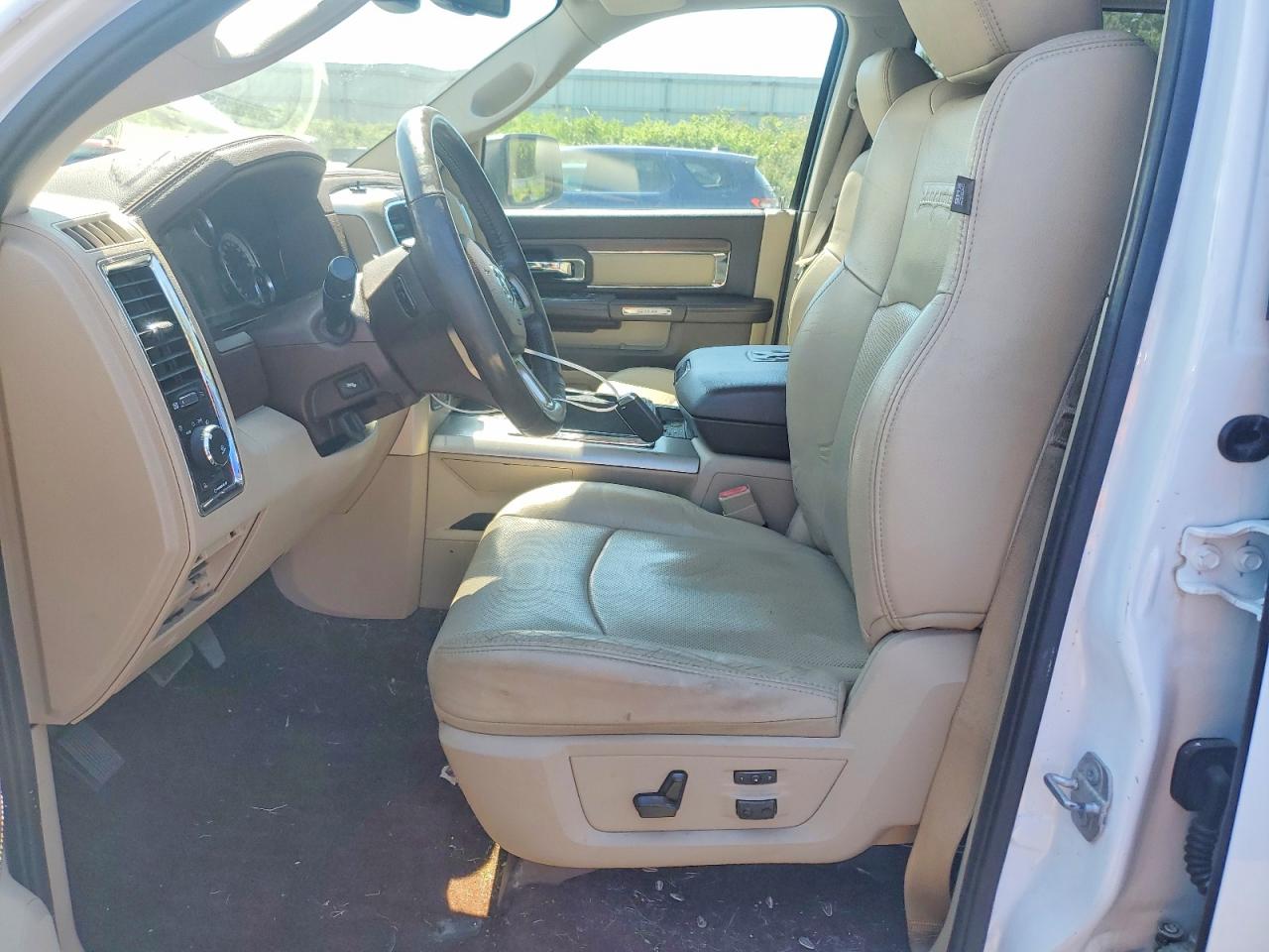 2015 Ram 1500 Laramie White vin: 1C6RR7VM7FS733927