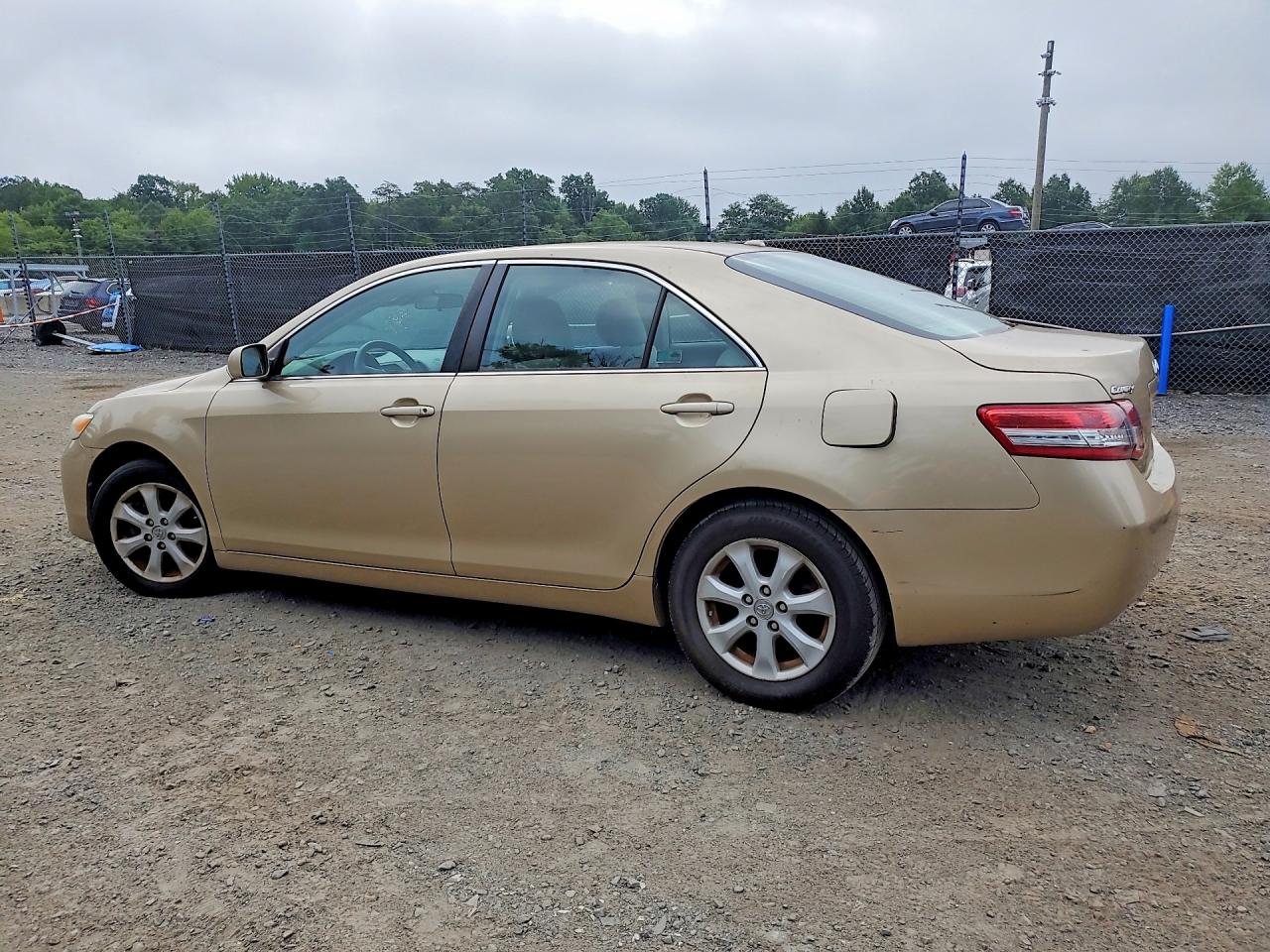 2011 Toyota Camry Le Gold vin: 4T1BF3EK6BU224254