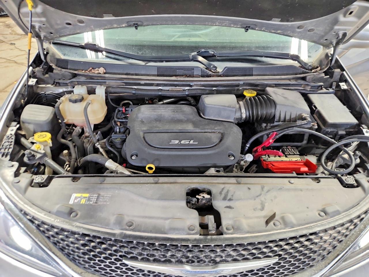 2017 Chrysler Pacifica Touring L Silver vin: 2C4RC1BG3HR539583