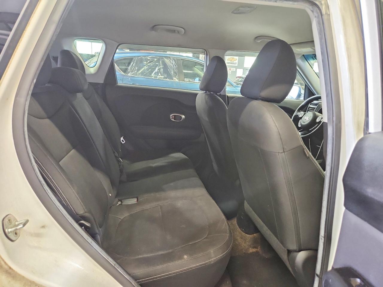 2015 Kia Soul Base White vin: KNDJN2A21F7778406