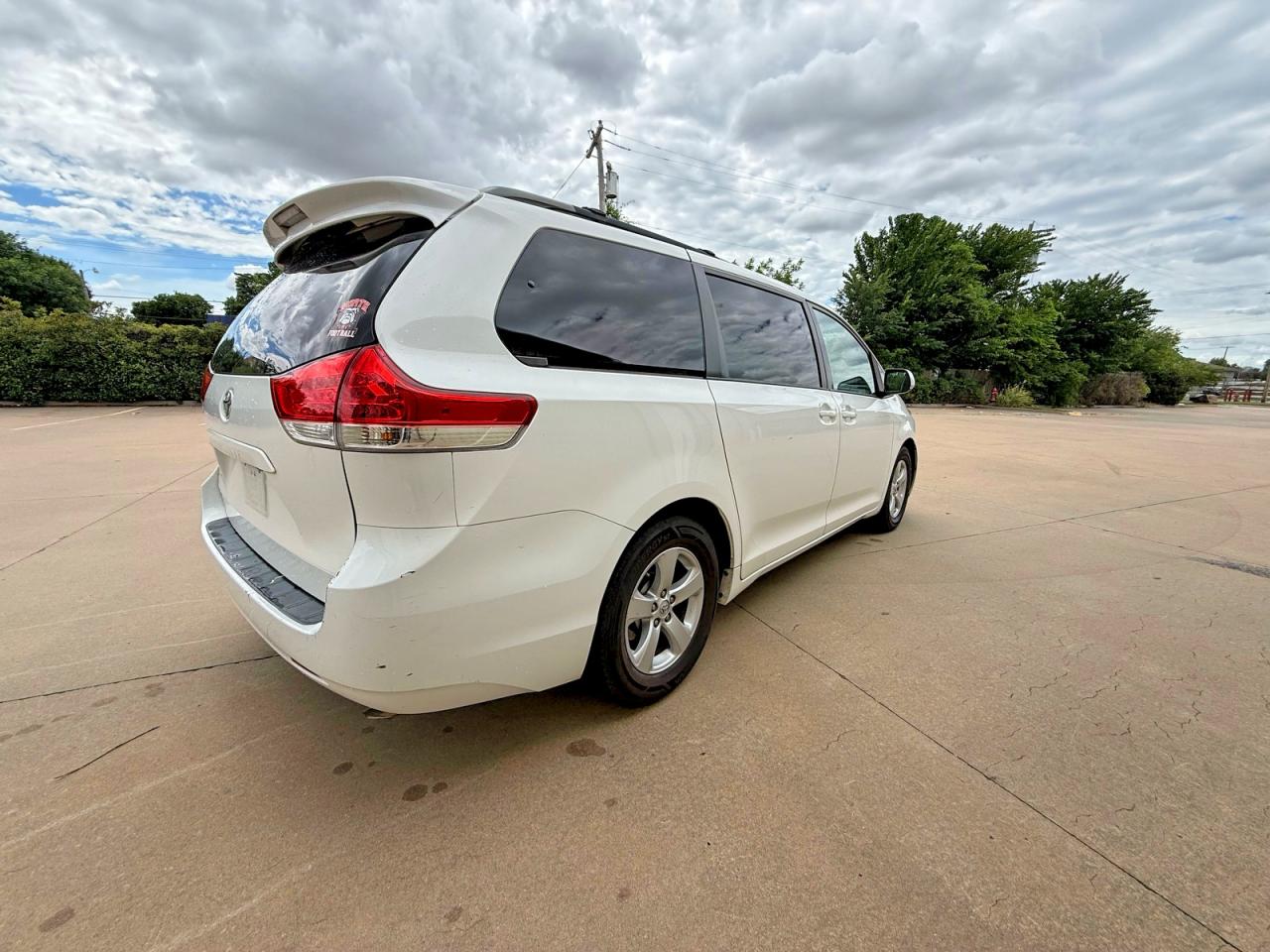2014 Toyota Sienna Le White vin: 5TDKK3DC8ES511162