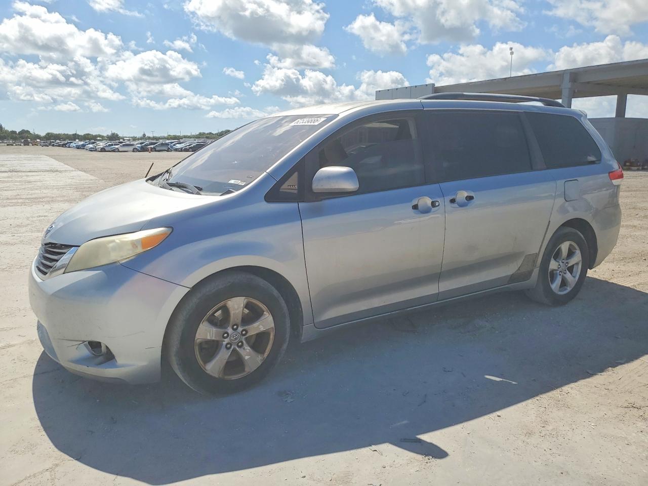 2011 Toyota Sienna Le Серебряный vin: 5TDKK3DC3BS005086