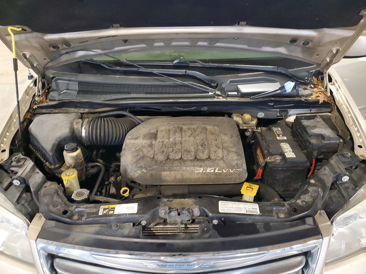 2013 Chrysler Town & Country Touring Beige vin: 2C4RC1BG4DR641565