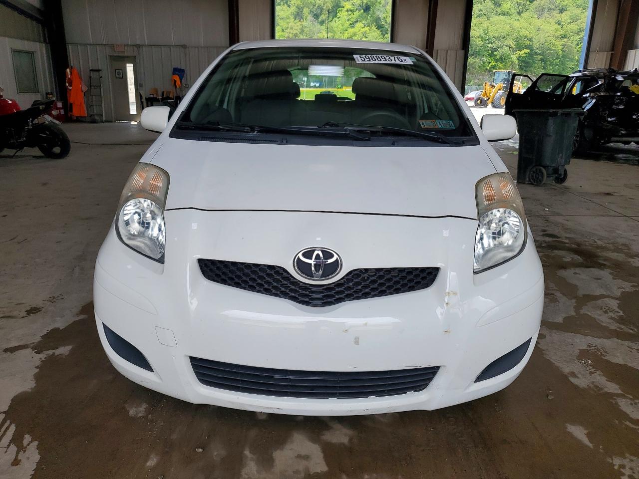 2009 Toyota Yaris Base Белый vin: JTDJT903X95261856