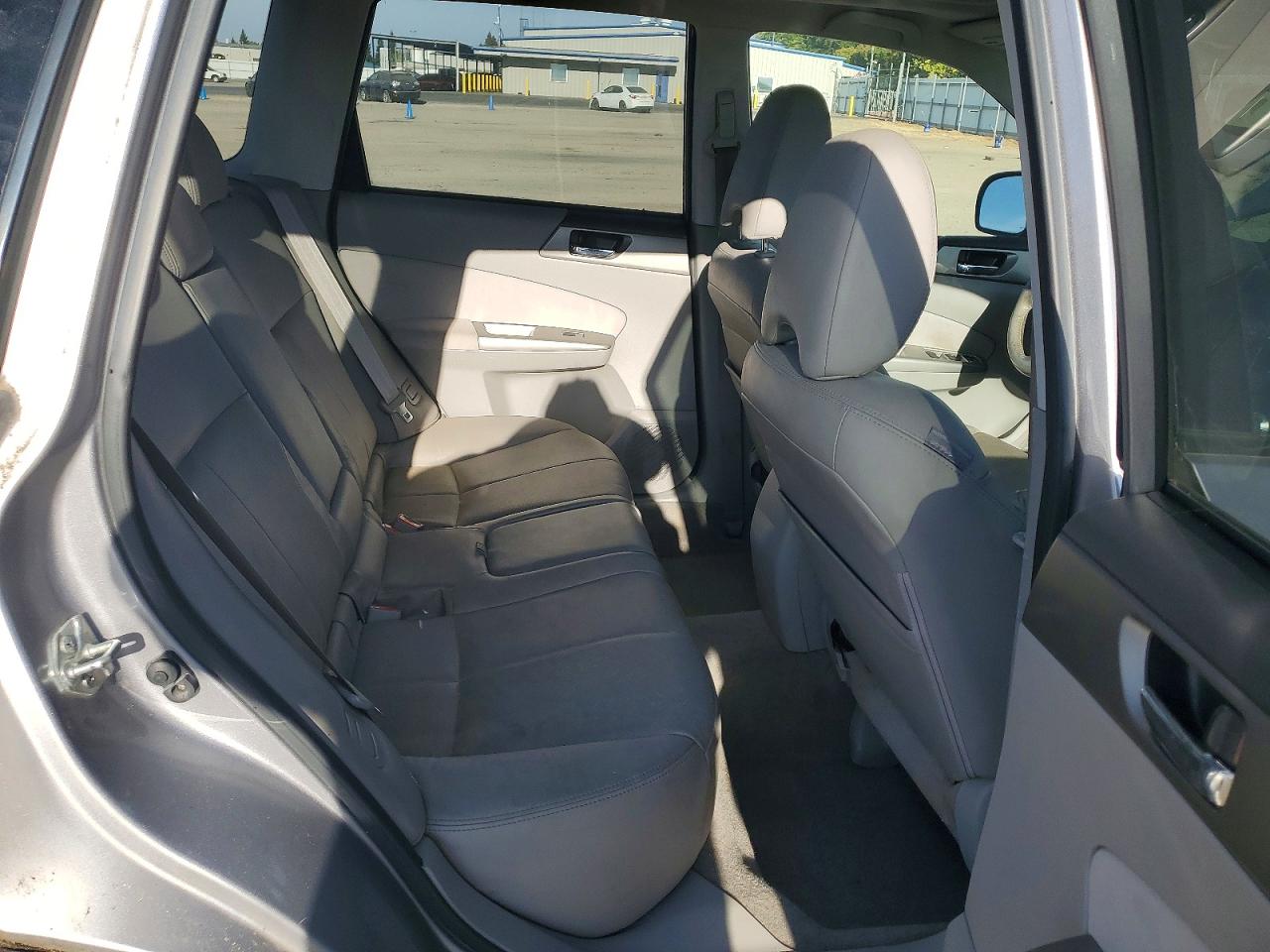 2010 Subaru Forester 2.5x Limited Silver vin: JF2SH6DC8AH757869