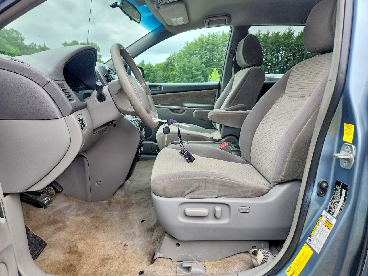 2010 Toyota Sienna Le 7-passenger Blue vin: 5TDKK4CC0AS318800