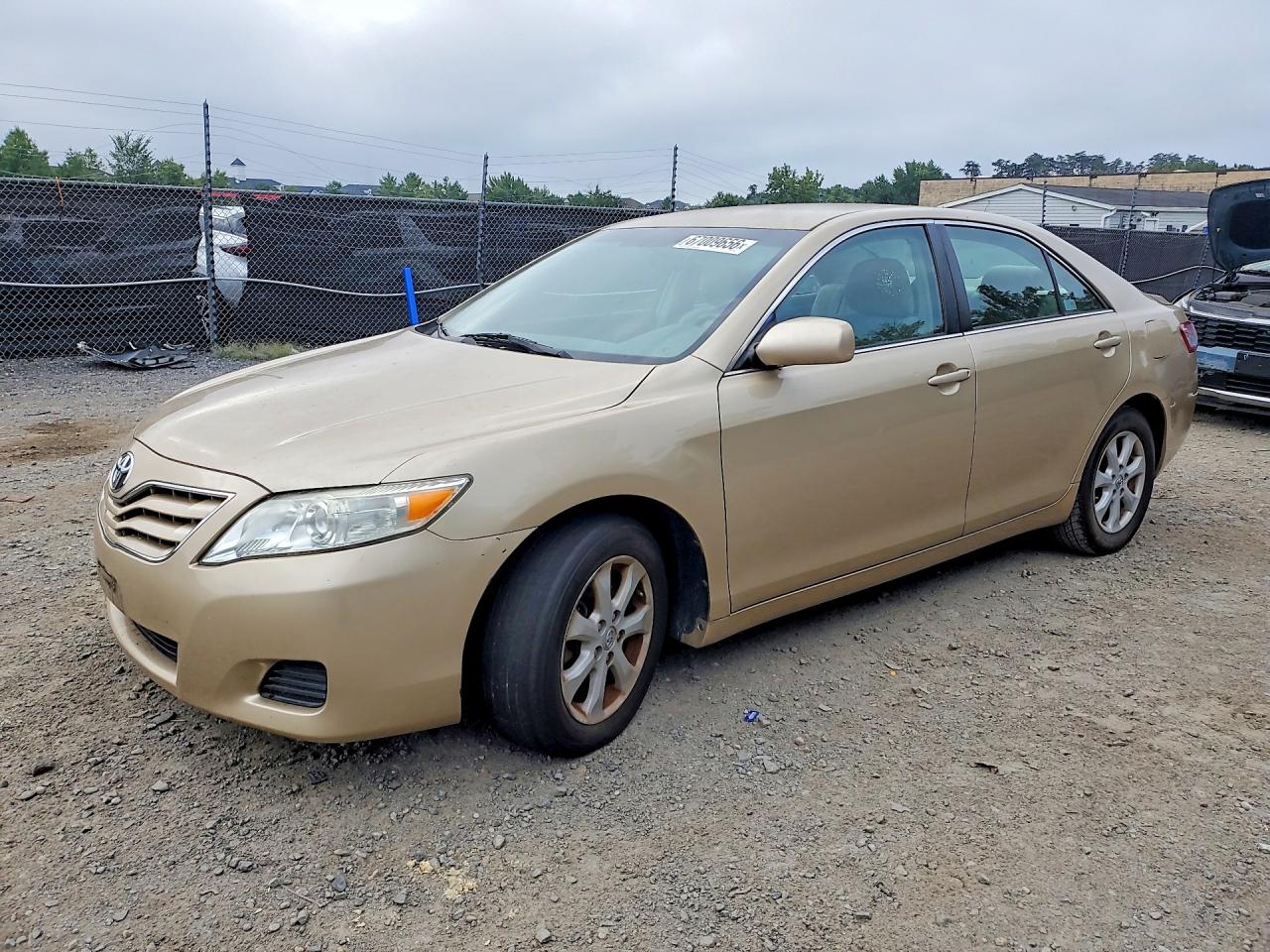 2011 Toyota Camry Le Gold vin: 4T1BF3EK6BU224254