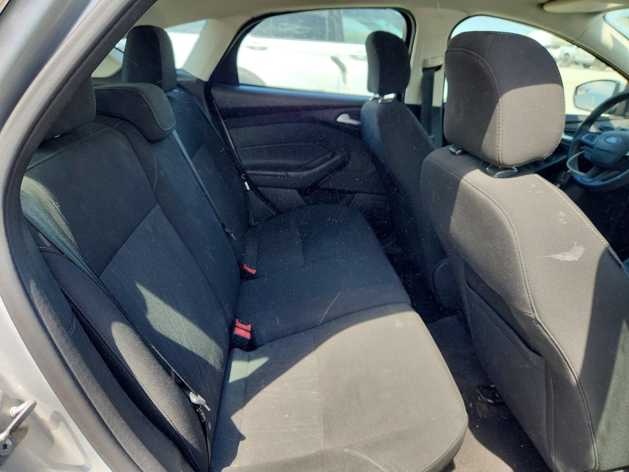 2015 Ford Focus Se Silver vin: 1FADP3K25FL326998