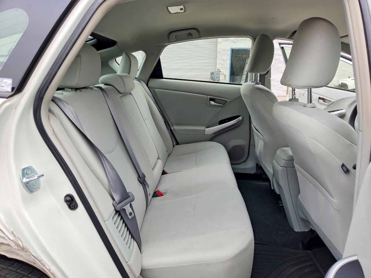 2014 Toyota Prius Three White vin: JTDKN3DU7E1781321
