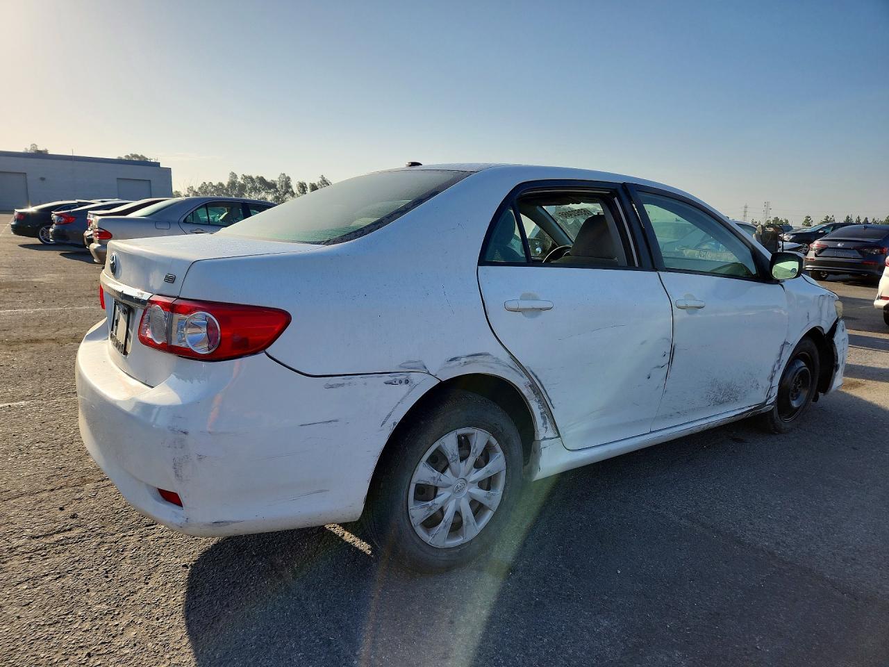 2011 Toyota Corolla Le White vin: JTDBU4EE8B9157234