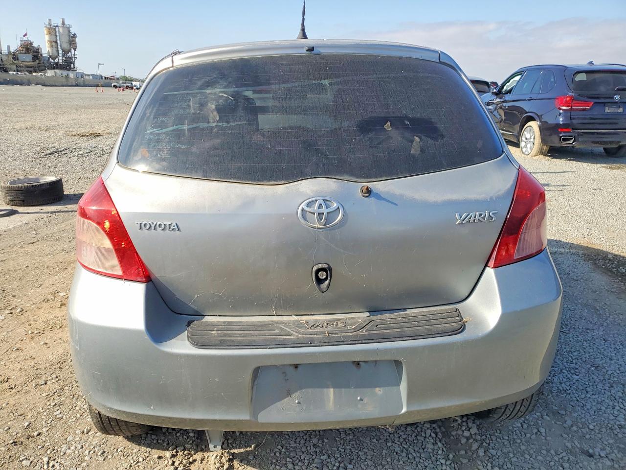 2008 Toyota Yaris Base Серый vin: JTDJT923185209835