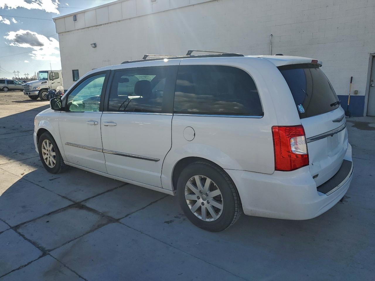 2015 Chrysler Town & Country Touring White vin: 2C4RC1BG6FR716186
