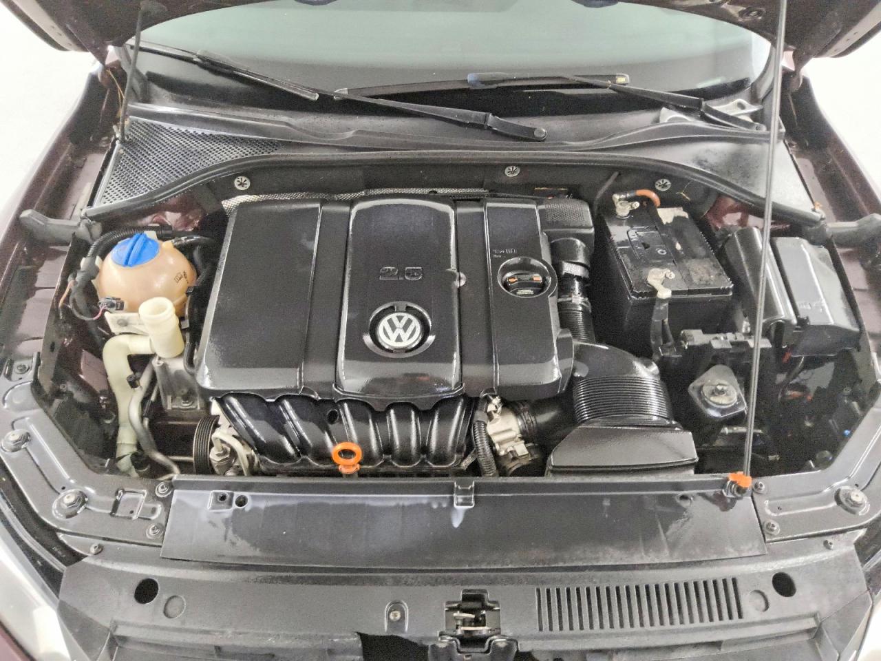 2013 Volkswagen Passat S Burgundy vin: 1VWAP7A39DC052052