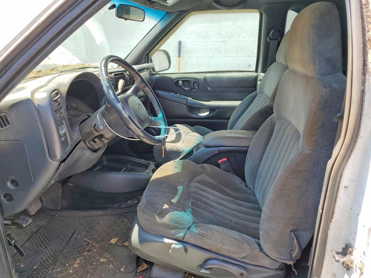 2001 Chevrolet Blazer White vin: 1GNCT18WX1K163836