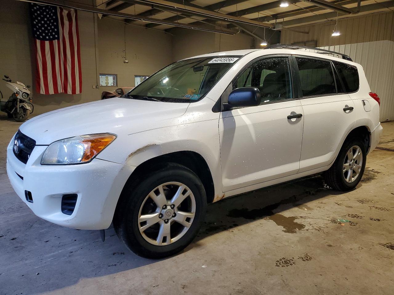 2011 Toyota Rav4 Base White vin: JTMBK4DVXB5099173