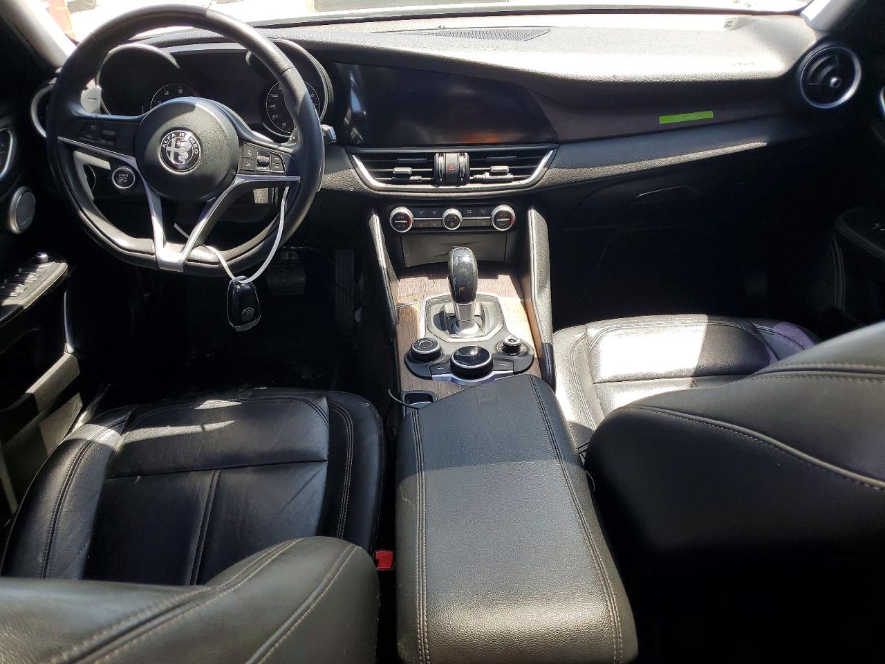 2017 Alfa Romeo Giulia Ti Q4 Серебряный vin: ZARFAEEN4H7554496