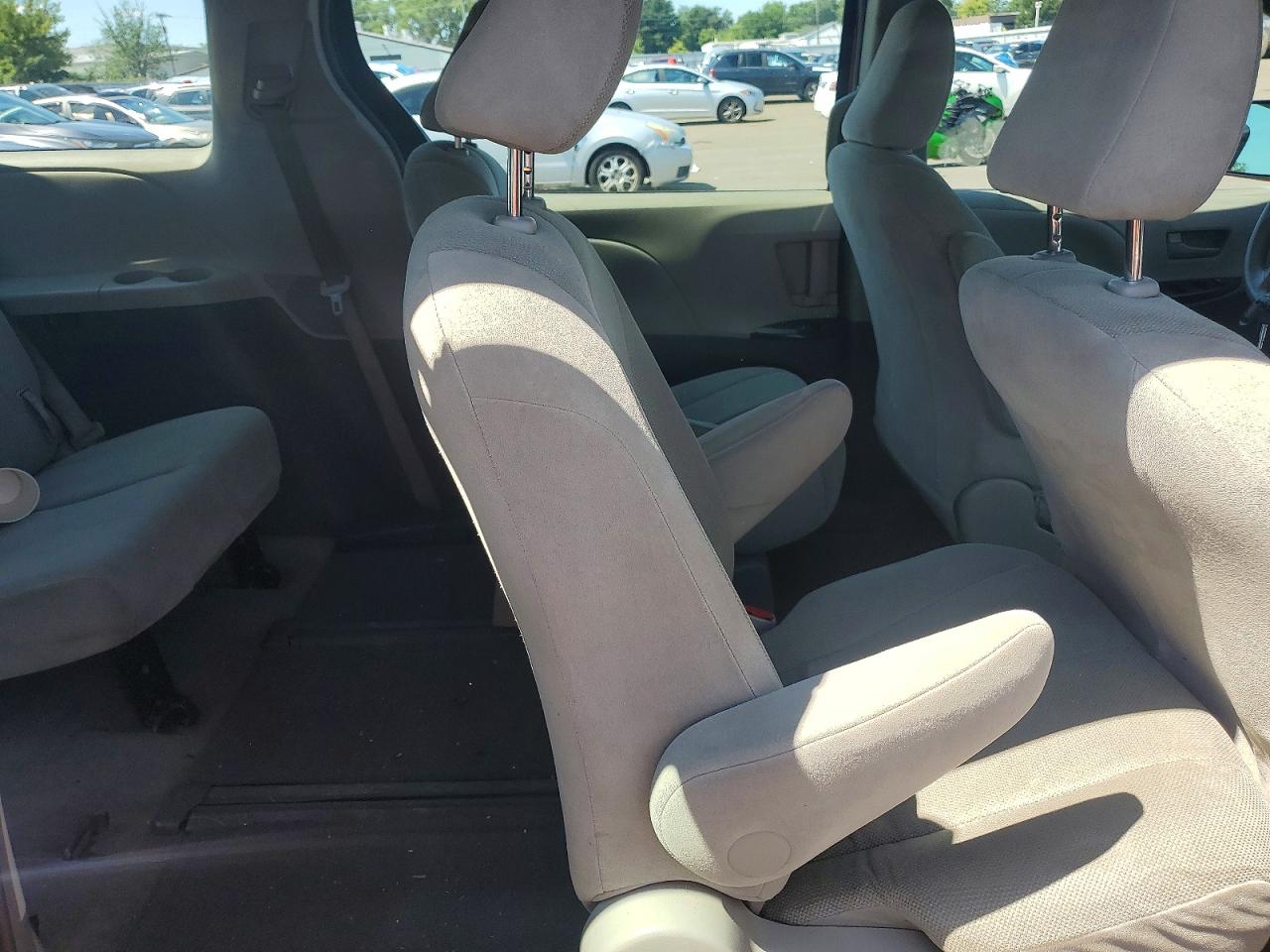 2014 Toyota Sienna L 7-passenger Maroon vin: 5TDZK3DC1ES508005