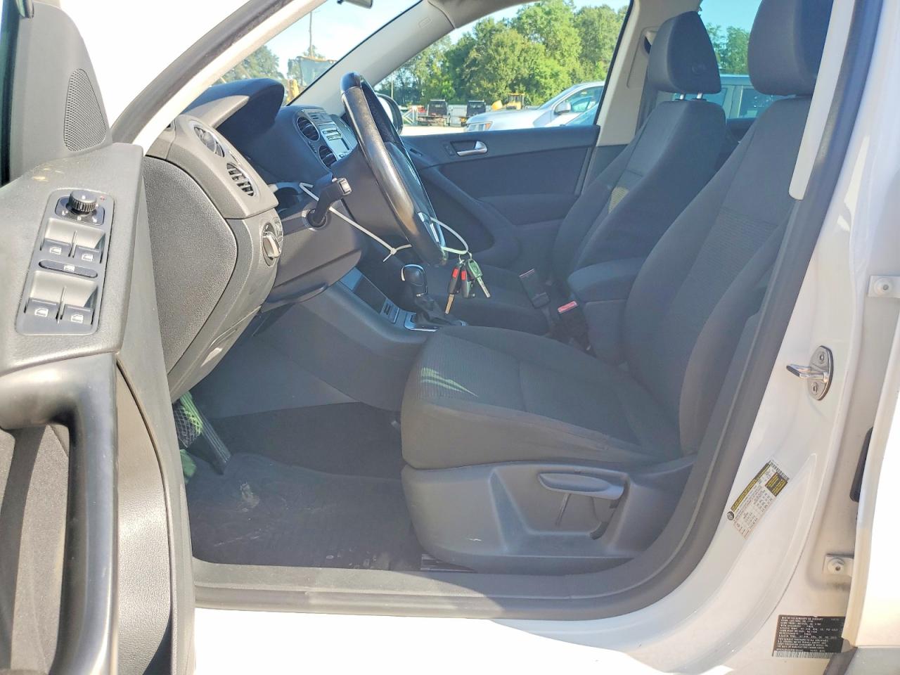 2013 Volkswagen Tiguan S White vin: WVGAV3AXXDW566460