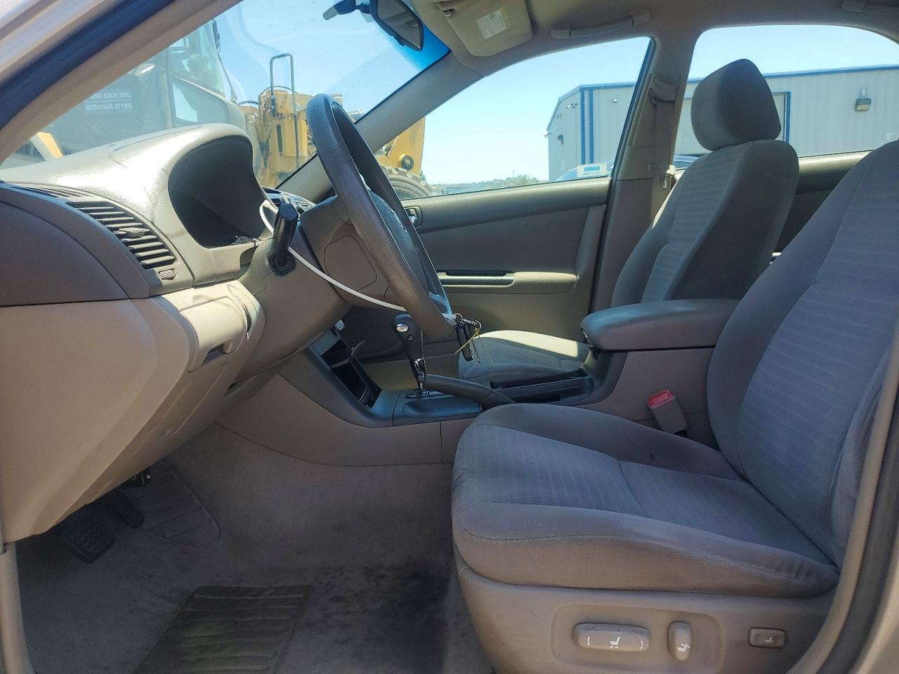 2005 Toyota Camry Le Золотой vin: 4T1BE32K05U065579