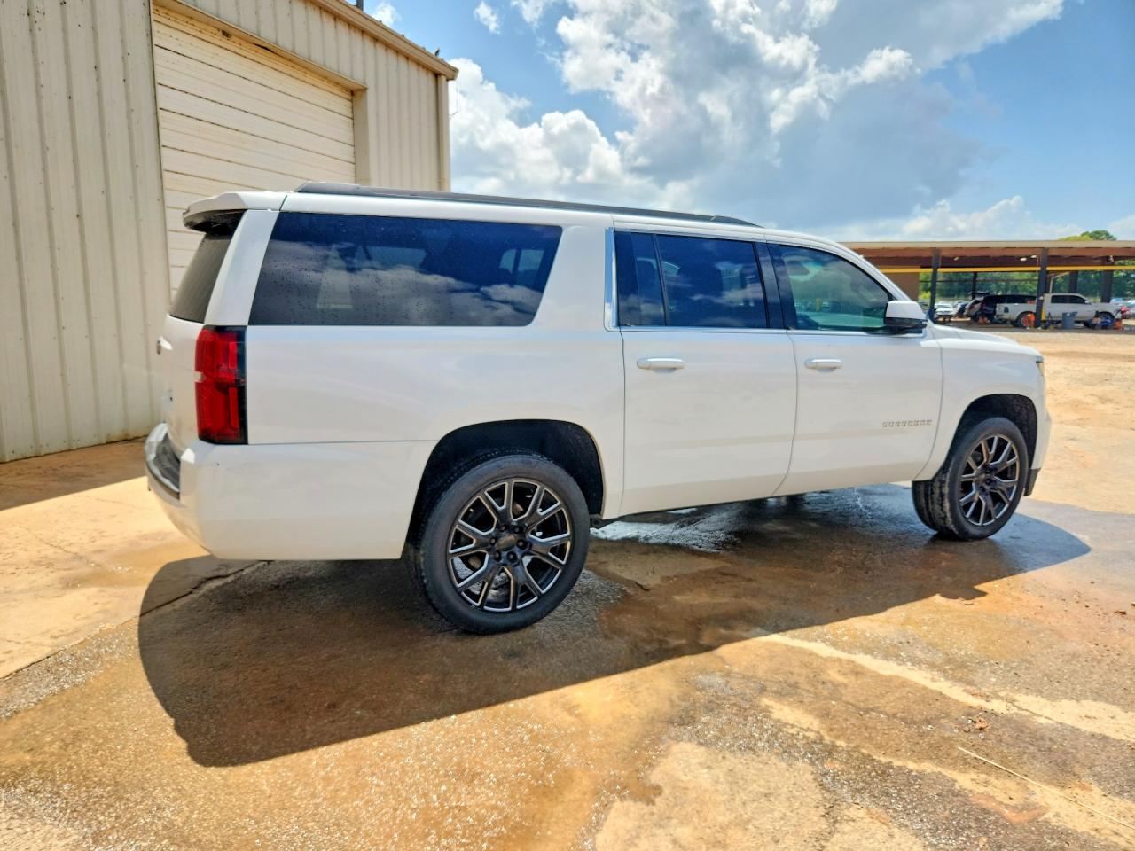 2015 Chevrolet Suburban C1500 Ls Белый vin: 1GNSCHKC0FR250632