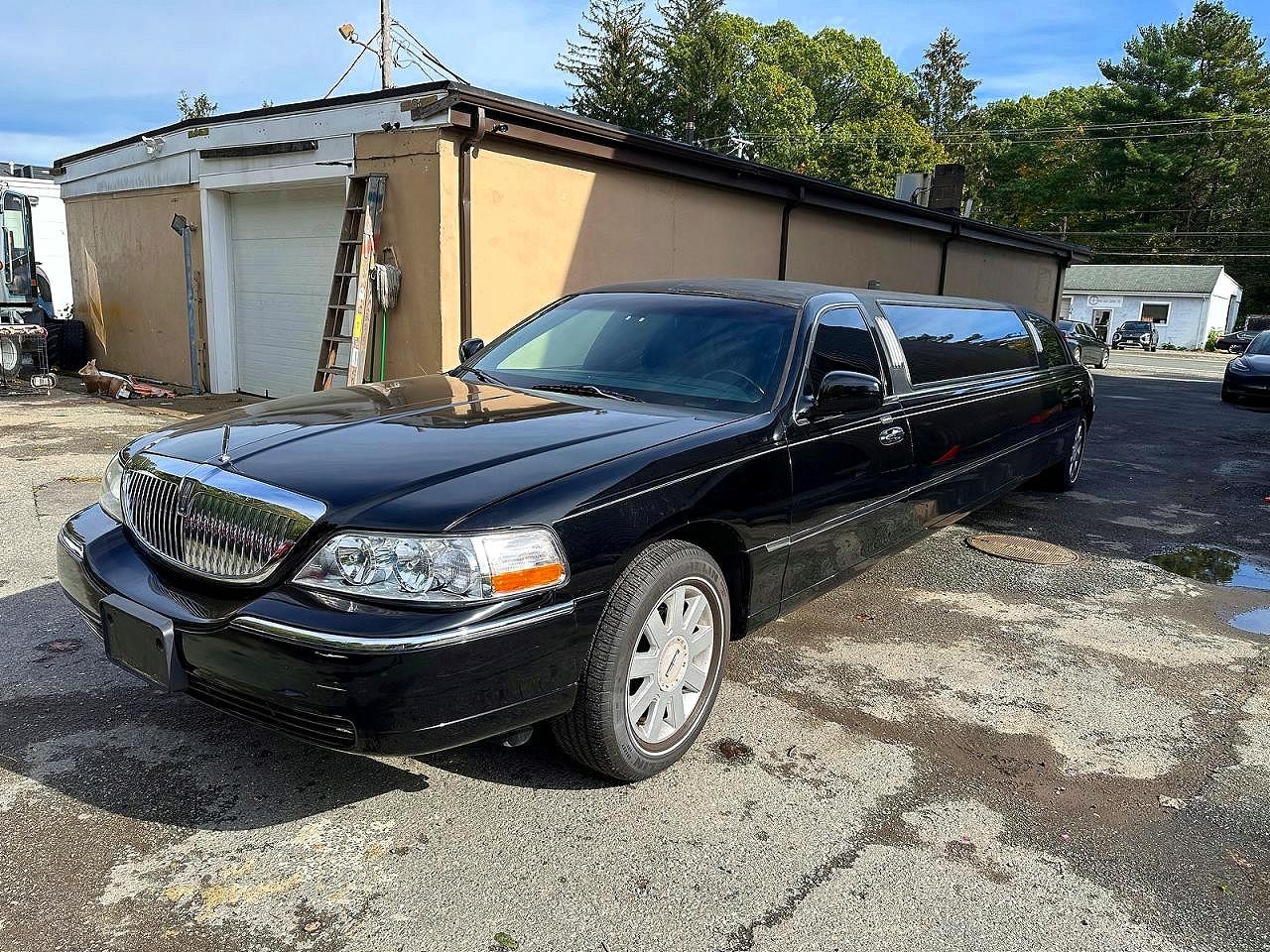 2005 Lincoln Town Car Executive Черный vin: 1L1FM88W85Y654529