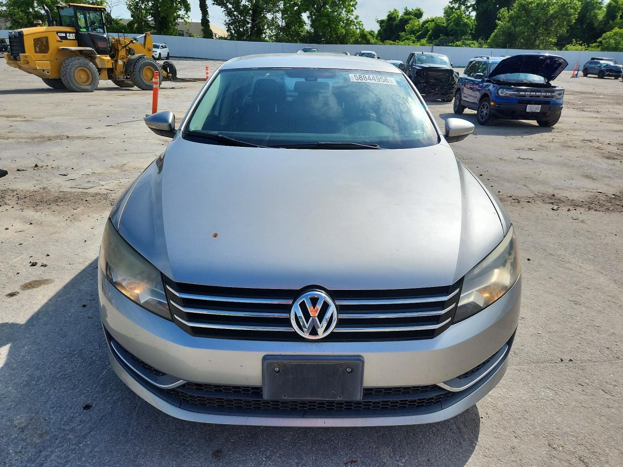 2012 Volkswagen Passat S Серебряный vin: 1VWAP7A39CC065009
