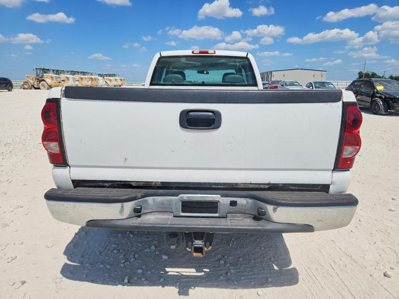 2006 Chevrolet Silverado C2500 Heavy Duty White vin: 1GCHC29U16E210405
