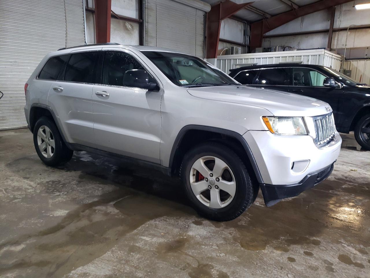 2011 Jeep Grand Cherokee Laredo Серебряный vin: 1J4RR4GG2BC543157