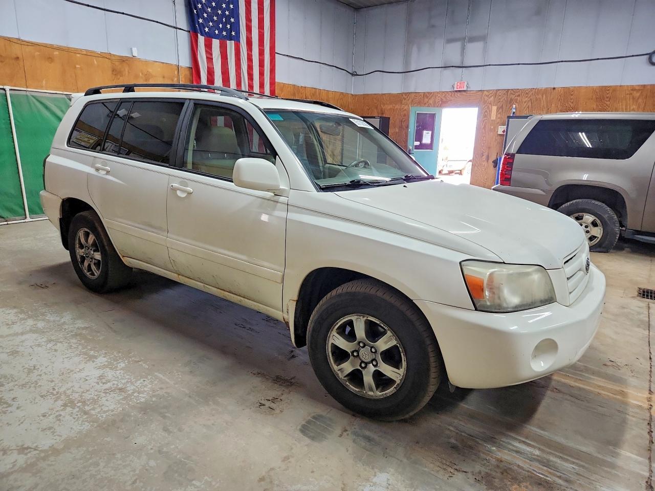 2007 Toyota Highlander Base White vin: JTEEP21A170215106