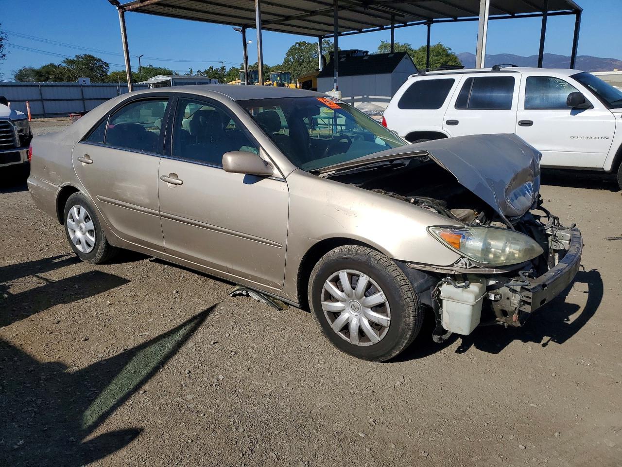 2005 Toyota Camry Le Gold vin: 4T1BE32K45U027062