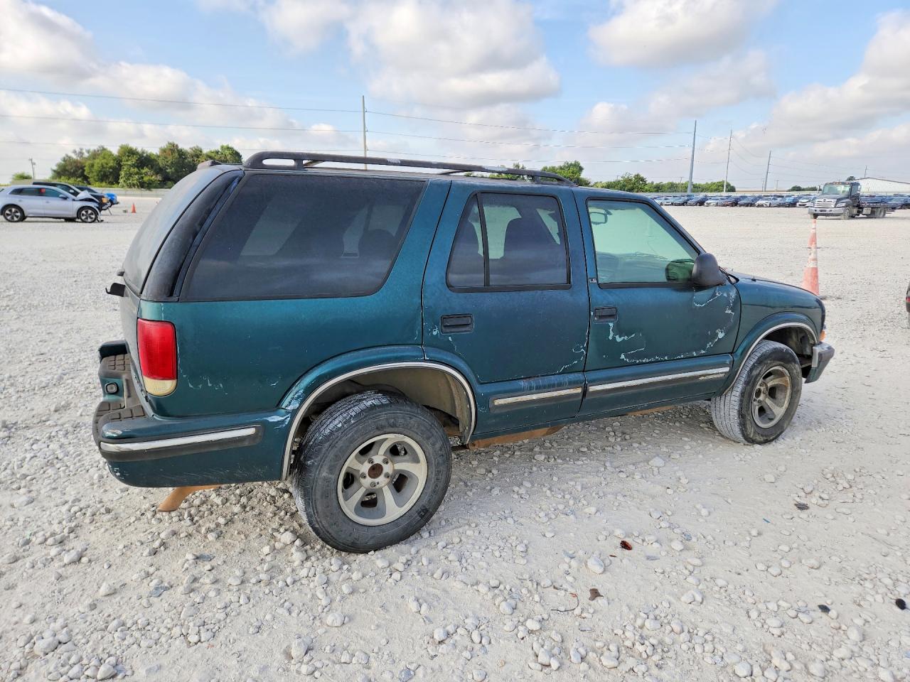 1998 Chevrolet Blazer Green vin: 1GNCS13W3W2252004