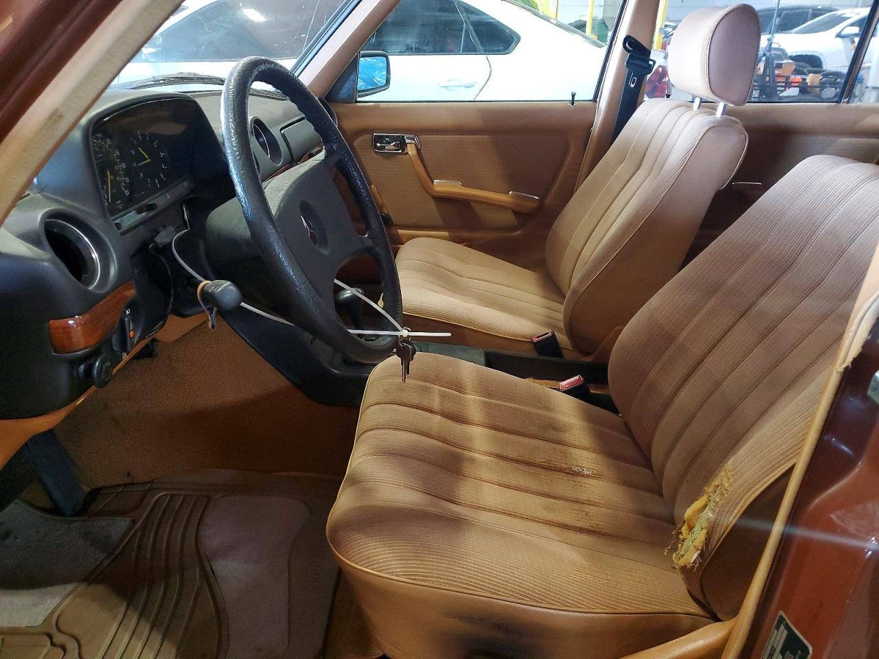 1984 Mercedes 240d Коричневый vin: WDB1231231A136864