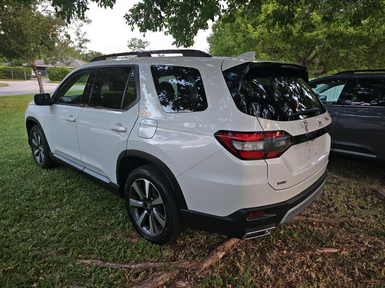 2025 Honda Pilot Touring White vin: 5FNYG1H79SB062345