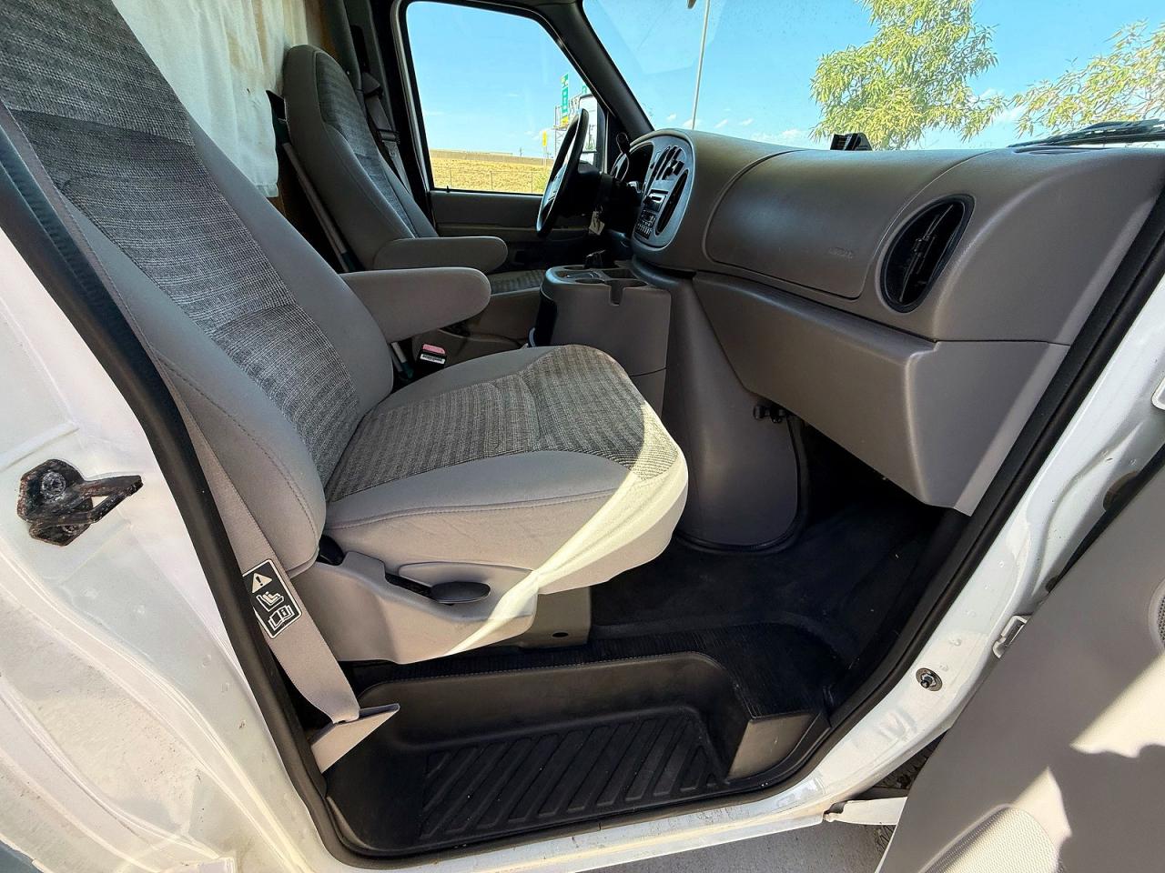2002 Ford Econoline E350 Super Duty Cutaway Van White vin: 1FDWE35L52HA72165