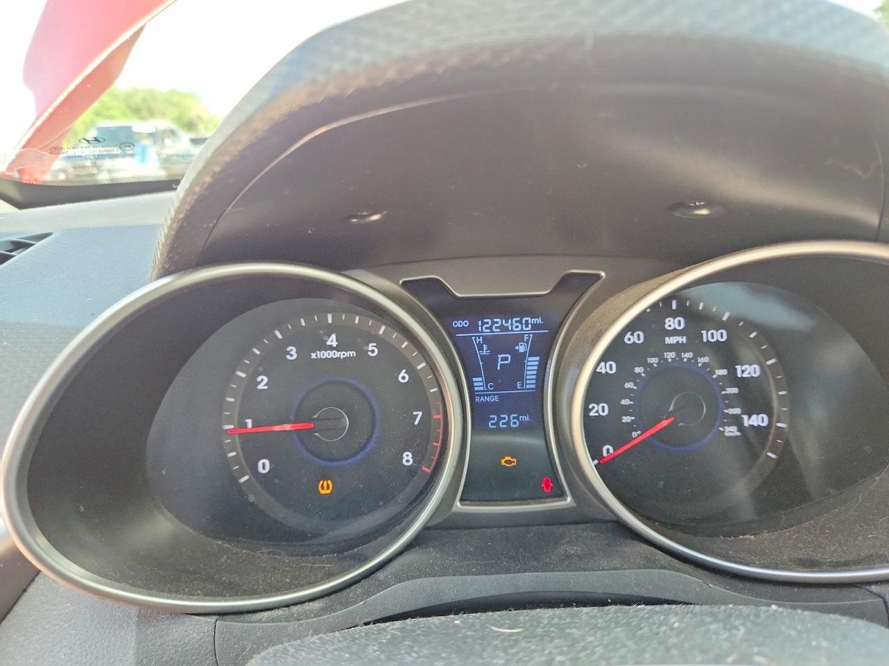 2013 Hyundai Veloster Base Red vin: KMHTC6AD4DU140040
