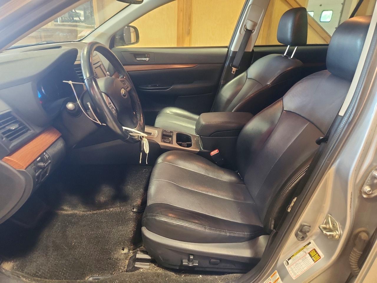 2013 Subaru Outback 2.5i Limited Серебряный vin: 4S4BRBKC1D3244404
