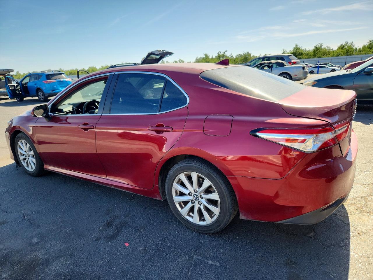 2020 Toyota Camry Le Red vin: 4T1C11AKXLU334674